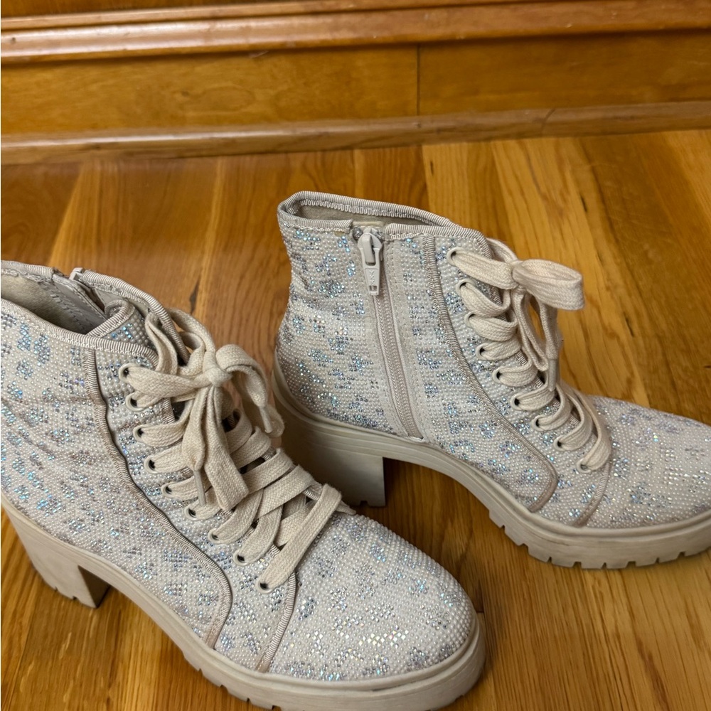 giannie binnie cream combat boot, size 6